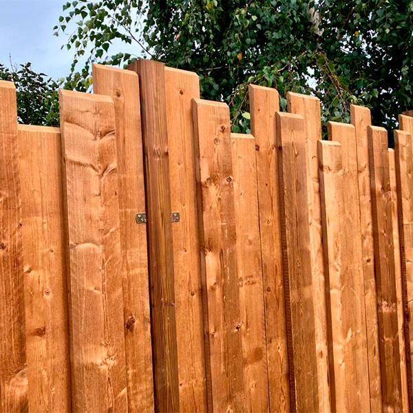 Planches en bois verticales pour s&eacute;paration de jardin.
